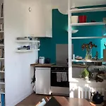Studio Lumineux Avec Vue Sur Le Canal